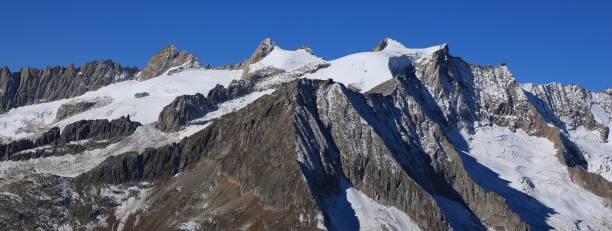 catena montuosa in svizzera coperta dal ghiacciaio. ghiacciaio più secco e ghiacciaio zenbaechen. monte fusshorn. - driest foto e immagini stock