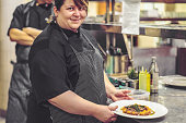 chef-arbeitet-in-einem-italienischen-restaurant.jpg?b=1&s=170x170&k=20&c=tj5cdpnIvCsFFzzaLCE1AFojsej2X3nWHaIa7QCozlM=