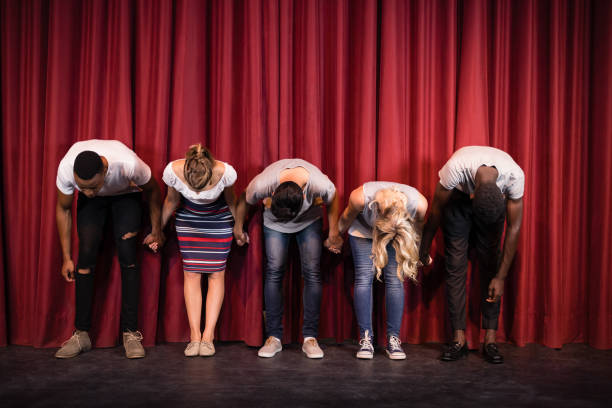 actors bowing on the stage - bowing imagens e fotografias de stock