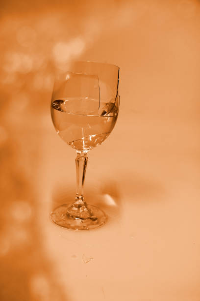 broken wineglass - champagne flute wine isolated wineglass - fotografias e filmes do acervo