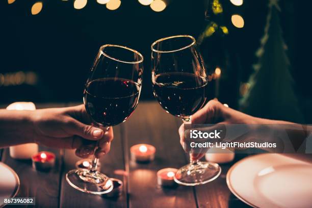 Photo libre de droit de Femmes Tinter Les Verres Sur La Table Servie banque d'images et plus d'images libres de droit de Verre à vin - Verre à vin, Trinquer, Vin