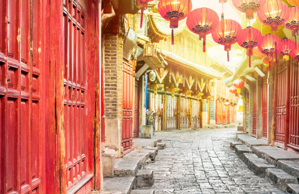 chinese old town in the morning , lijiang yunnan ,china - província de yunnan imagens e fotografias de stock
