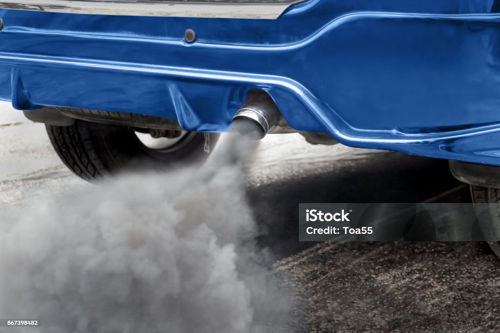 Znečištění ovzduší z výfuku vozidla na silnici - Bez autorských poplatků Výfukové potrubí Stock fotka Znečištění ovzduší z výfuku vozidla na silnici - Bez autorských poplatků Výfukové potrubí Stock fotka
