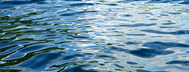 нежный волновой узор с яркими отражениями - flowing blue rippled environment стоковые фото и изображения