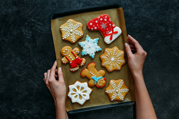пряники на противне для выпечки - baking paper cookie tray стоковые фото и изображения