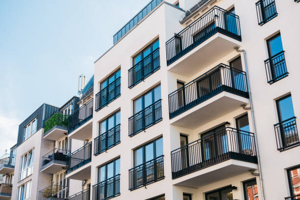 edificio hermoso y limpio - townhomes fotografías e imágenes de stock