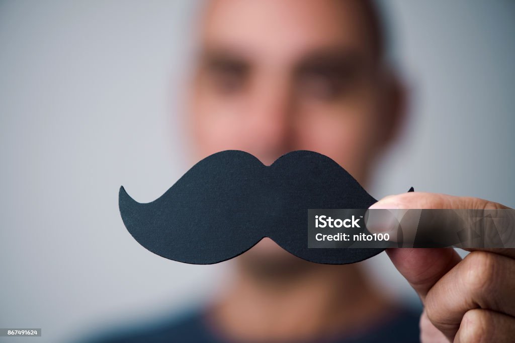 hombre joven con un bigote falso - Foto de stock de Movember libre de derechos