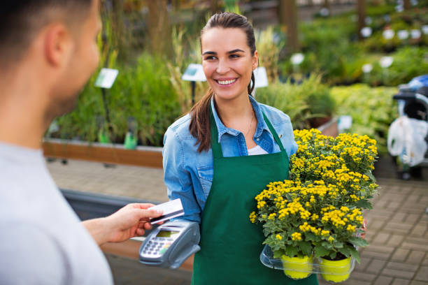 pagamento con carta di credito presso garden center - centro per il giardinaggio foto e immagini stock