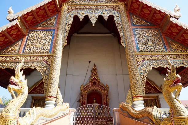 architettura e decorazione il tempio wat chiang man a chiang mai - wat chiang man foto e immagini stock