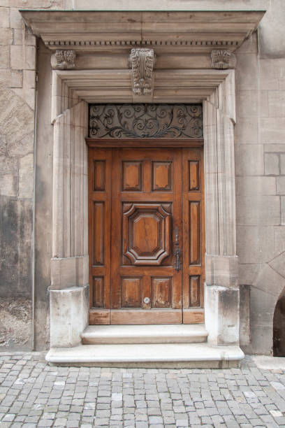 istock Old wooden door 867528122