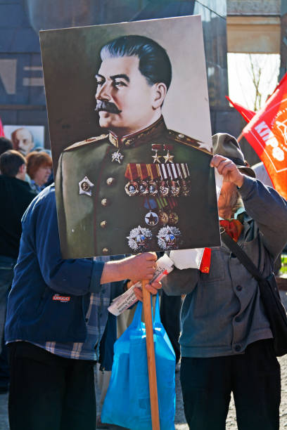 personas con retrato del líder de la ussr joseph stalin participan en la manifestación del día de mayo en volgogrado - joseph fotografías e imágenes de stock