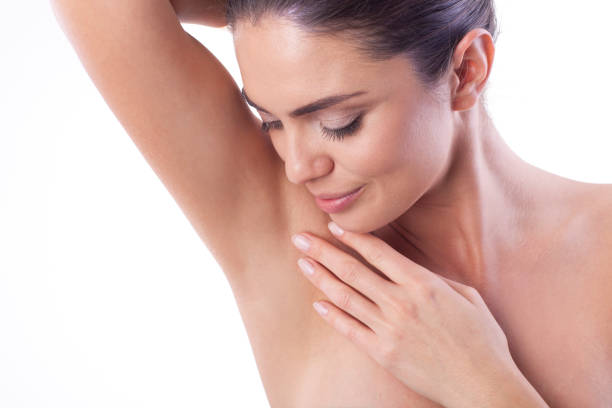 close up of woman showing her armpit. - waxing armpit women beauty treatment imagens e fotografias de stock