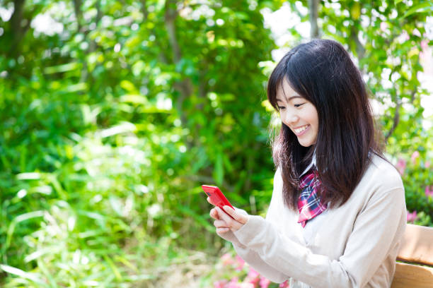 公園内のアジア学校の女の子の肖像画 - 女子高生 ストックフォトと画像