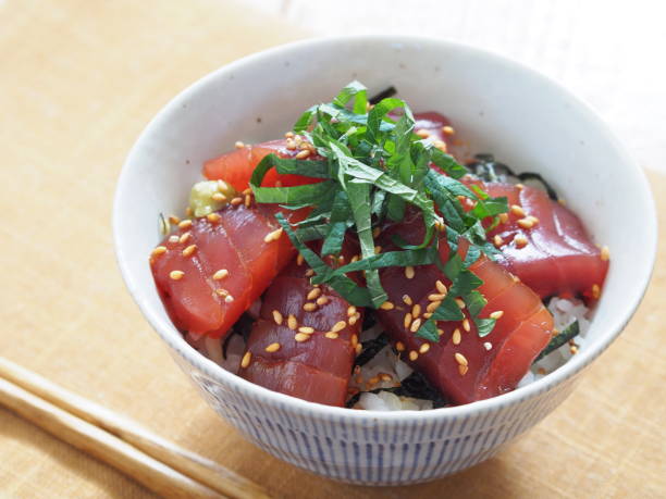 maguro zuke don (ชามข้าวปลาทูน่าหมัก) - donburi ภาพสต็อก ภาพถ่ายและรูปภาพปลอดค่าลิขสิทธิ์