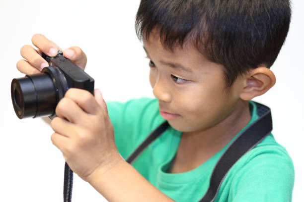 istock Japanese boy taking a picture (second grade at elementary school) 867612262