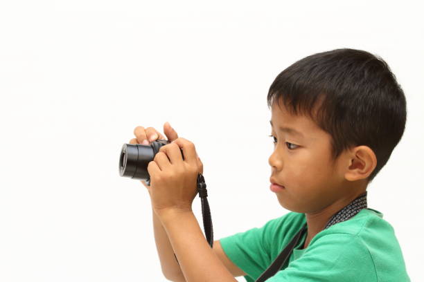 istock Japanese boy taking a picture (second grade at elementary school) 867612300