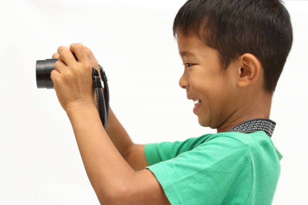 istock Japanese boy taking a picture (second grade at elementary school) 867612578
