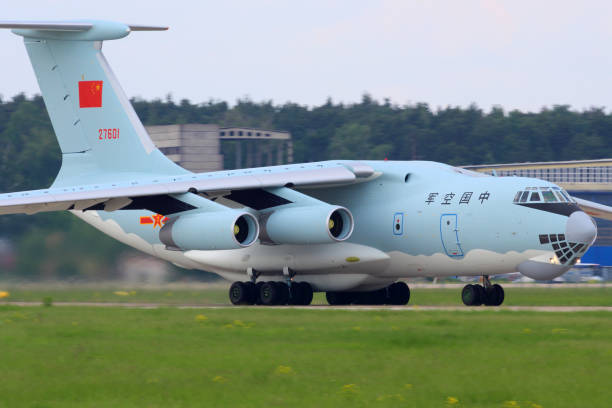 ilyushin il-76td de chine air force au roulage à joukovski. - zhukovsky photos et images de collection