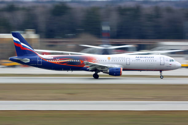 aeroflot airbus a321 nella livrea speciale del manchester united decolla all'aeroporto internazionale di sheremetyevo. - sheremetyevo foto e immagini stock