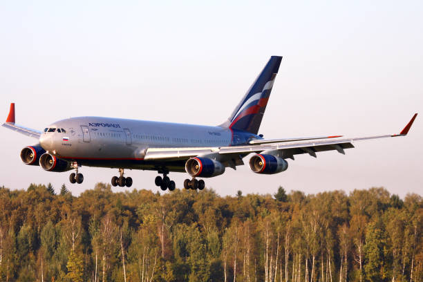 aeroflot ilyushin il-96-300 ra-96007 landing at sheremetyevo international airport. - sheremetyevo imagens e fotografias de stock