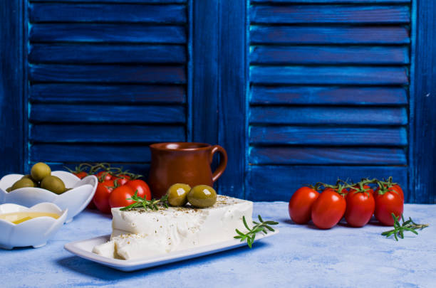 feta al formaggio con olive - greek culture salad olive feta cheese foto e immagini stock