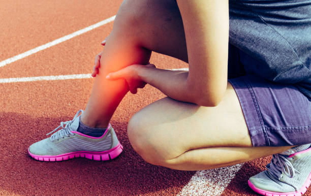 bensmärta från motion - hälso-och sjukvård och medicin - fysisk skada - fotografiska effekter - runner holding legs bildbanksfoton och bilder