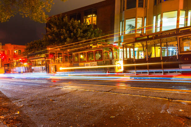 giradischi powell e hyde a lunga esposizione per funivie - overhead cable car car usa avenue foto e immagini stock