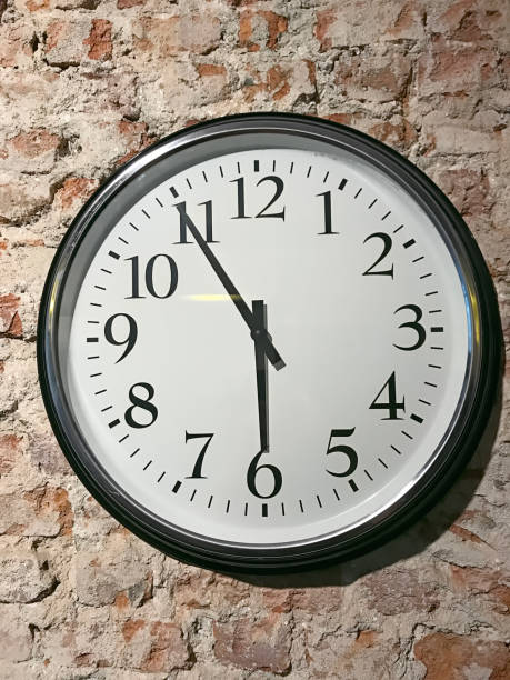 istock 5 minutes to 6 o'clock 867654458
