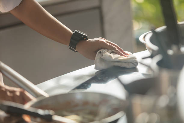 chefreinigung nach der zubereitung von speisen - kitchen cloth stock-fotos und bilder