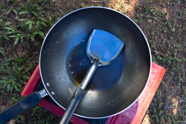 ポータブルガス ストーブやキャンプでフライパン。 - pan saucepan kitchen utensil isolated ストックフォトと画像