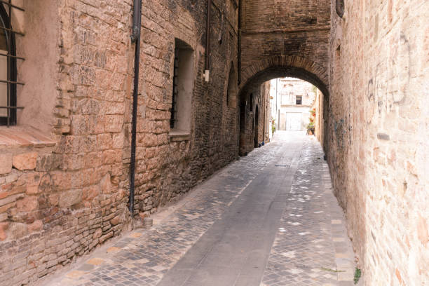 istock the alley of Foligno 867680034