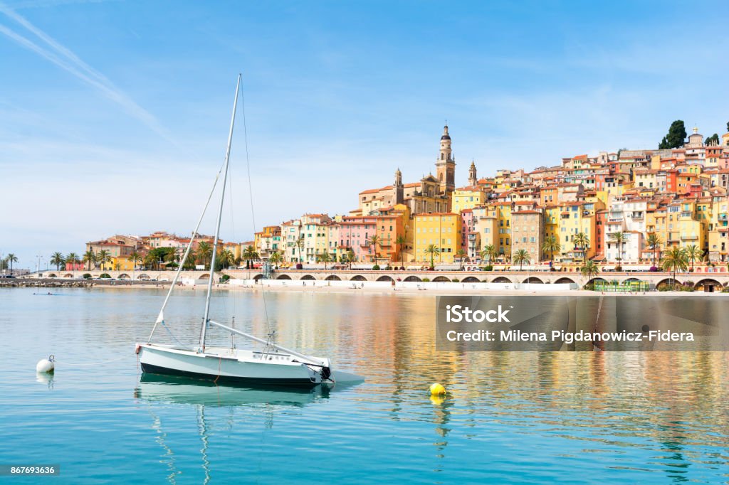 splendida vista sulla città di Mentone sulla Costa Azzurra, costa azzurra, Francia meridionale - Foto stock royalty-free di Cannes