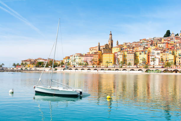 francês de bela vista na cidade de menton, na riviera, cote d'azur, sul da frança - cannes french riviera france beach - fotografias e filmes do acervo