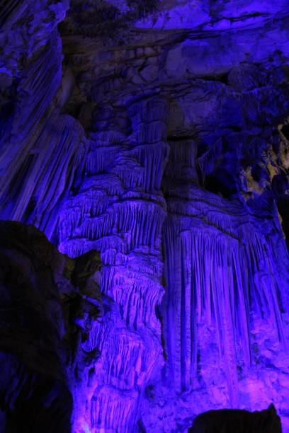 st michaels caverna, gibraltar. - rock of gibraltar - fotografias e filmes do acervo