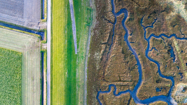 dique, ciénaga y la costa - vista aérea - netherlands dyke polder aerial view fotografías e imágenes de stock