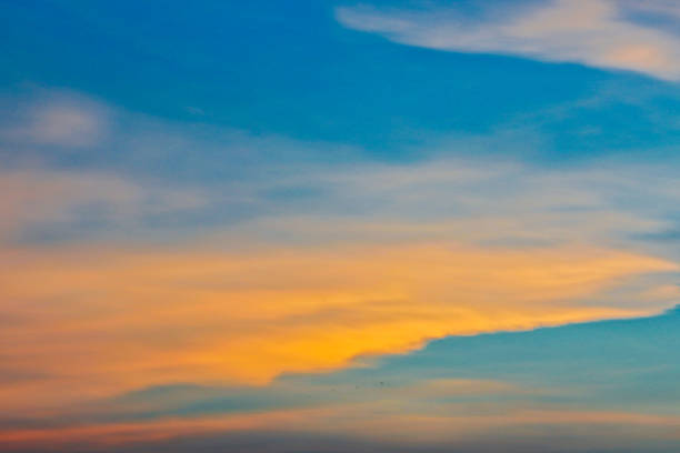 Evening Sky, Amazing Sunset Cloud Background, Fantastic Nature, Dramatic bright Sunrise, Dark Cloudy Twilight on Summer Sky, Beautiful Dusk sky on sundown, Cloud cross on blurry sunset background. cielo de la tarde, fondo de nube atardecer increíble, fantástica naturaleza, espectacular amanecer brillante, oscuro nublado crepúsculo en el cielo de verano, cielo de atardecer hermoso en puesta del sol, la nube cruz sobre fondo atardecer borrosa
