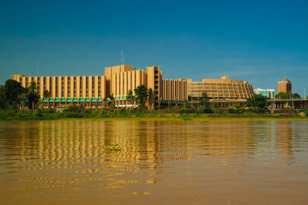 vista sul fiume niger e sulla città di niamey, niamey niger - niger delta foto e immagini stock