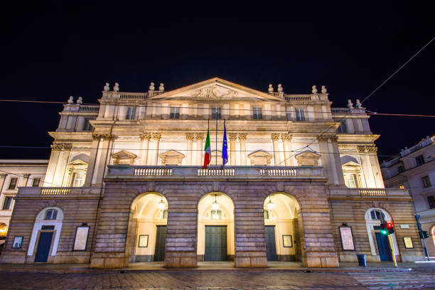 das theater scala von mailand, italien. la scala (italienisch: teatro alla scala), ist eine weltbekannte opernhaus in mailand, italien, am 8. juli 2017. - milan italy stage theater opera house built structure stock-fotos und bilder