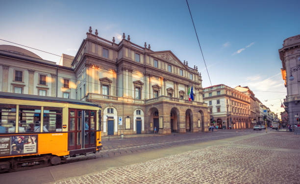 el teatro scala de milán, italia. la scala (italiano: teatro alla scala), es una casa de ópera de renombre mundial en milano, italia, a 08 de julio de 2017. - milan italy stage theater opera house built structure fotografías e imágenes de stock