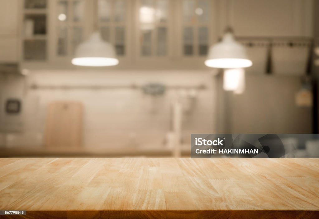 Piano tavolo in legno su sfondo camera da parete cucina sfocata - Foto stock royalty-free di Cucina