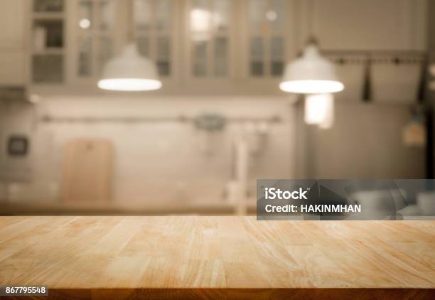 Piano Tavolo In Legno Su Sfondo Camera Da Parete Cucina Sfocata - Fotografie stock e altre immagini di Cucina