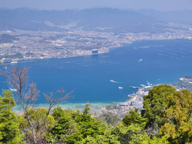 vista aérea de la cima del monte misen, patrimonio cultural del mundo, en miyajima, japón. - mount misen fotografías e imágenes de stock