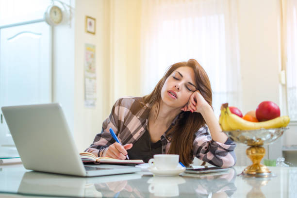 studentessa annoiata e stanca che dorme a tavola. - sleeping high school desk education foto e immagini stock