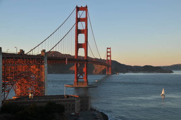 el puente golden gate en puesta del sol. san francisko - san francisko fotografías e imágenes de stock