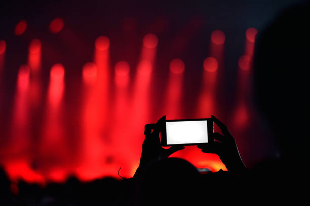 close-up de gravação de vídeo com smartphone durante um concerto com a tela branca em branco - 13589 - fotografias e filmes do acervo