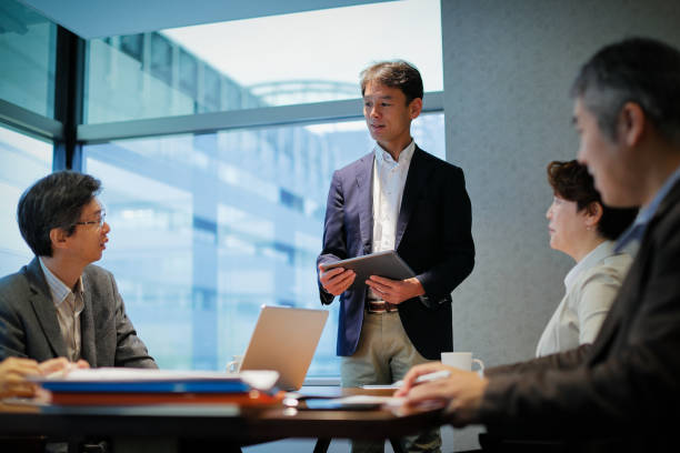 istock Businessman at a table having a meeting 867863122