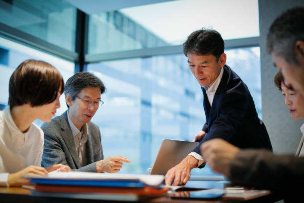 istock Businessman at a table having a meeting 867863168