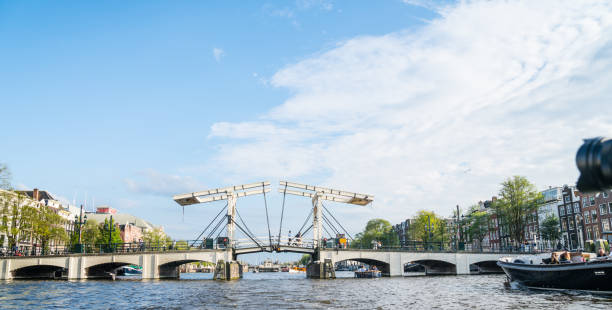 magere brug, pont maigre sur la rivière amstel - magere brug photos et images de collection