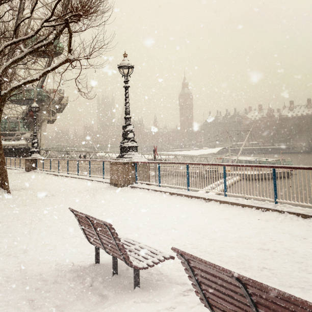 jubilee gardens e westminster palace durante una tempesta di neve a londra di giorno - weather england london england thames river foto e immagini stock