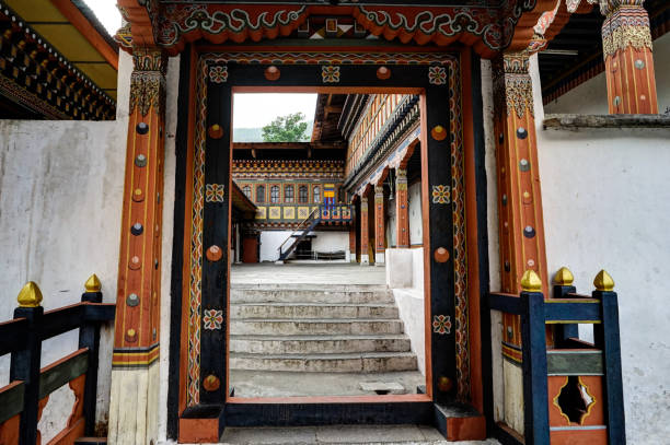 vue du bhoutan - monastère de taktsang photos et images de collection